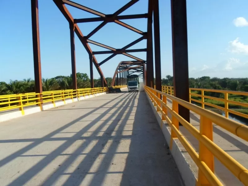 El puente sobre el río Casanare une a los departamentos de Arauca y Casanare, permite a los araucanos llegar más rápido al interior del país.