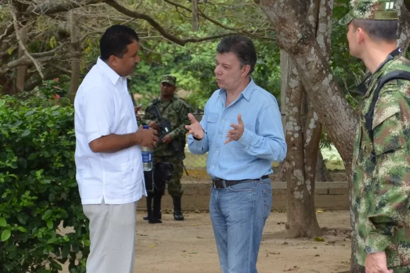 Después de hacer su declaración ante los medios de comunicación el presidente Juan Manuel Santos y el gobernador del departamento de Arauca, Facundo Castillo dialogaron por varios minutos. ¿Que hablaron?
