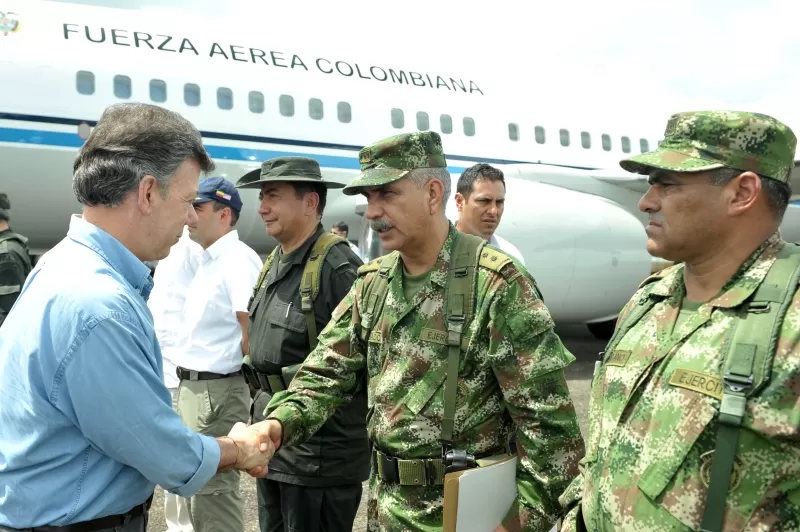 El Presidente Santos arribó este jueves a Arauca para liderar un Consejo de Seguridad en esta ciudad. En la imagen saluda al Comandante de la Octava División del Ejército, brigadier general Ernesto Maldonado, los observa el Comandante de la Decimoctava Brigada, coronel John Norvey Zambrano. Foto: Javier Casella - SIG.