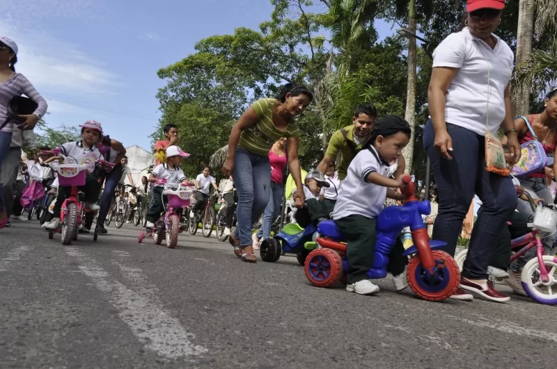En el día del medio ambiente los niños y adultos en el municipio de Arauca participaron en una ciclovía.