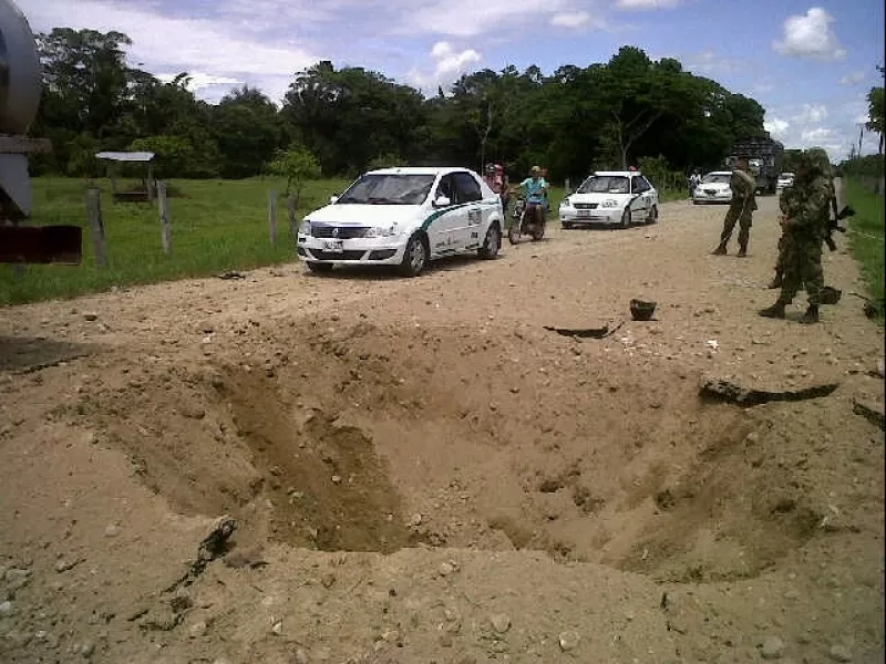 En este estado quedan las vías del departamento de Arauca cuando se ejecutan atentados a la fuerza pública..