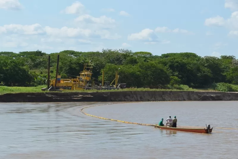 Operarios de Ecopetrol instalan barrera de contención para detener el crudo que baja por las aguas del río Arauca, debido a la ruptura del oleoducto Caño Limón - Coveñas.    