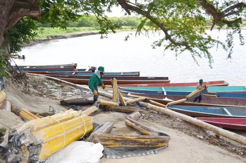La barrera contención es instalada en el sector donde se encuentra la bocatoma del acueducto del municipio de Arauca, ciudad fronteriza con la república bolivariana de Venezuela.