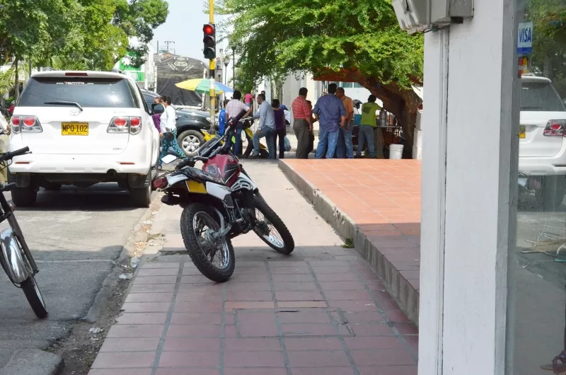 Los motociclistas parquean en los andenes sin 