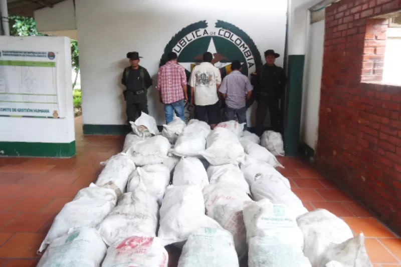 Las tres personas fueron entregadas a la Fiscalía por el delito de Ilícito Aprovechamiento de los Recursos Naturales Renovables Art 242 Código Penal.