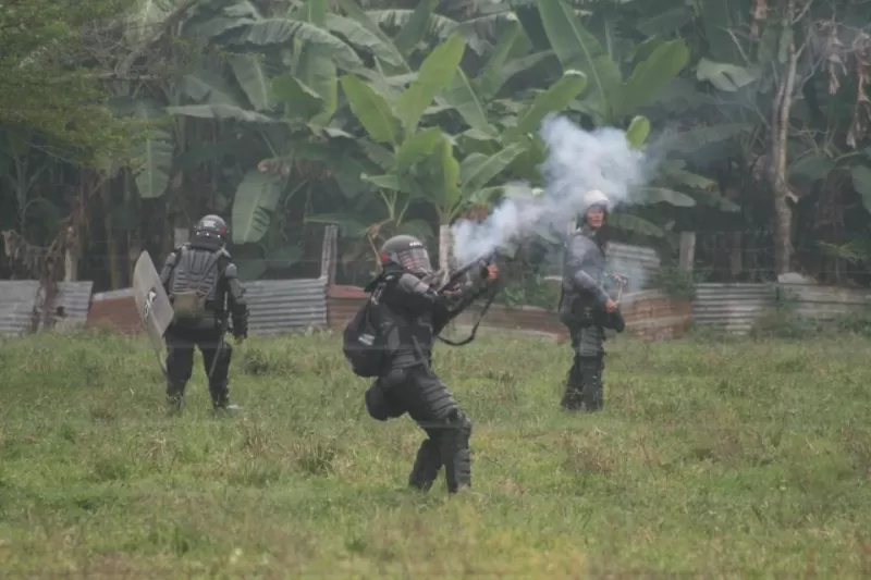 Campesinos, indigenas y otros miembros de organizaciones se enfrentan a personal del Esmad de la Policía Nacional. Fotos tomadas de Facebook.