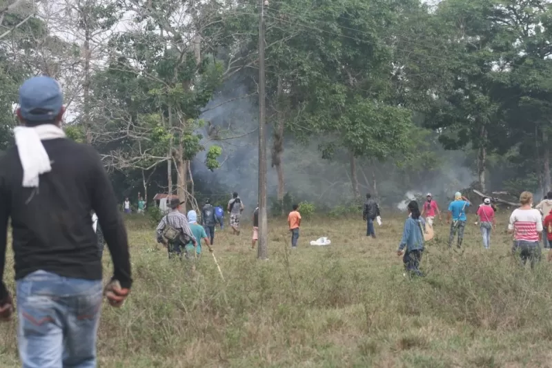 Campesinos, indigenas y otros miembros de organizaciones se enfrentan a personal del Esmad de la Policía Nacional. Fotos tomadas de Facebook.