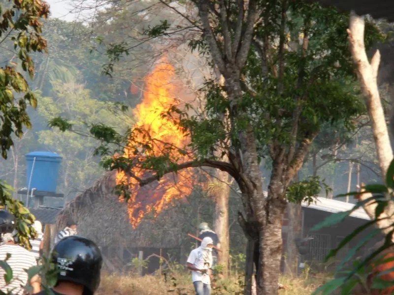 Campesinos, indigenas y otros miembros de organizaciones se enfrentan a personal del Esmad de la Policía Nacional. Fotos tomadas de Facebook.