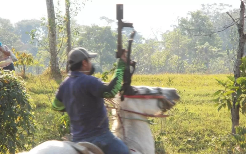 Campesinos, indigenas y otros miembros de organizaciones se enfrentan a personal del Esmad de la Policía Nacional. Fotos tomadas de Facebook.