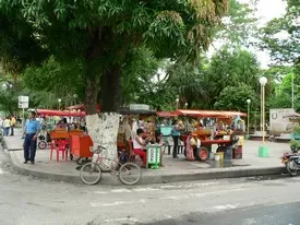 En esta esquina del parque Bolívar frente a la catedral Santa Bárbara explotó la bicicleta bomba. El lugar era ocupado principalmente por vendedores ambulantes.
