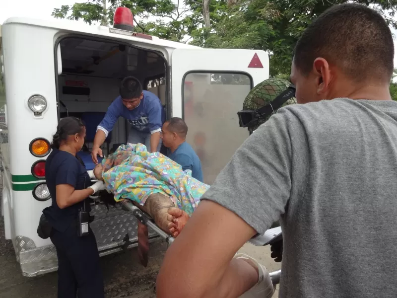 Recibiendo ayuda humanitaria del Ejército.