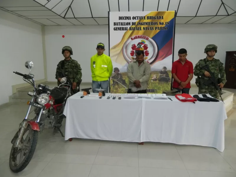 Efraín Edier Duarte Zapata, Mauricio Reyes Guzmán y un menor de edad fueron capturados por el Ejército transportando armas y banderas del Eln.