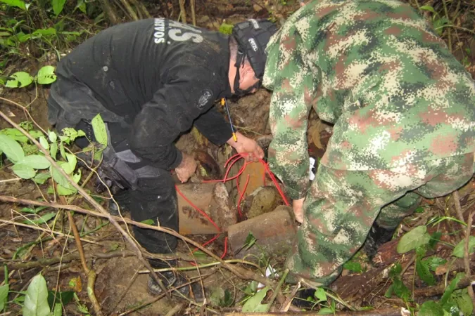 <p>Expertos en explosivos del DAS y el Ej&eacute;rcito participaron en la desactivaci&oacute;n de los explosivos.</p>