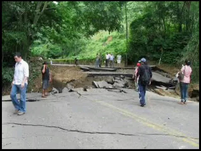 Así quedó la vía entre Yopal y Paz de Ariporo que dejó incomunicado el departamento de Arauca con el interior de país por carretera. Foto: Jackeline Amezquita | vía: yfrog.com