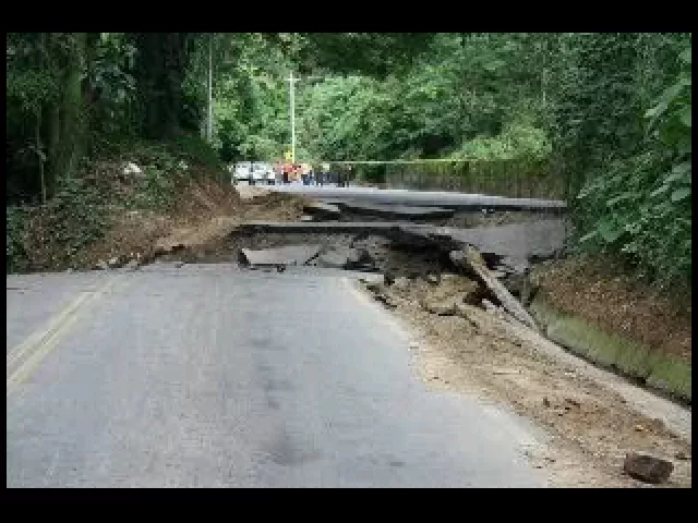 El deslizamiento y undimiento de la carretera entre Yopal y Paz de Ariporo ademas de incomunicar la ciudad con el norte de Casanare y Arauca, lo dejó sin el servicio de acueducto. Foto: Luis Helbert | Vía: yfrog.com