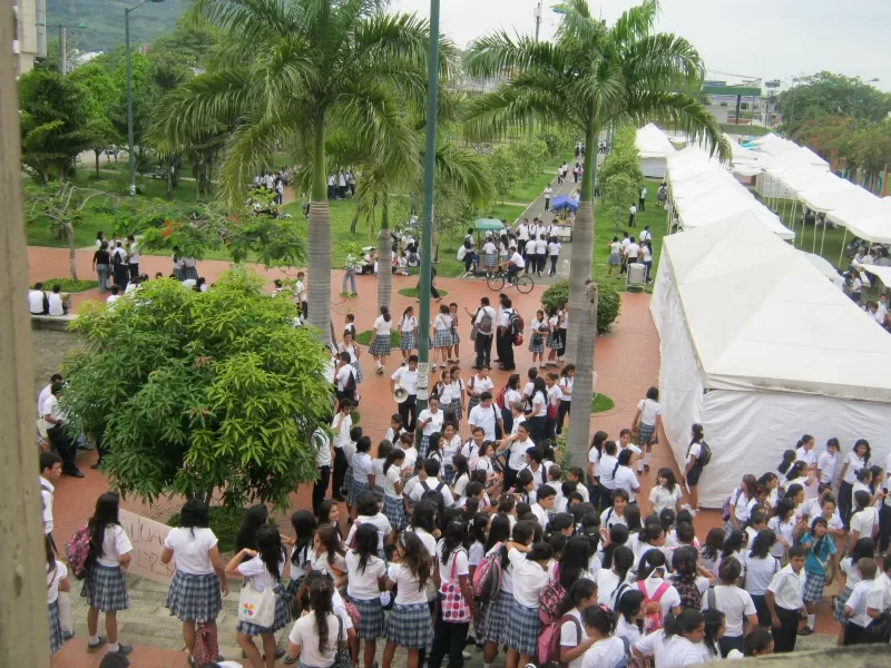 Los estudiantes llegaron hasta la alcaldía a pedir soluciones para continuar con sus estudios en los distintos colegios.