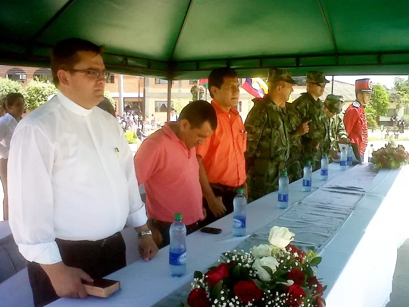 El Comandante de la Décima Sexta Brigada, quien presidió la ceremonia, ofreció las disculpas y entregó una ofrenda floral a la familia de la víctima.