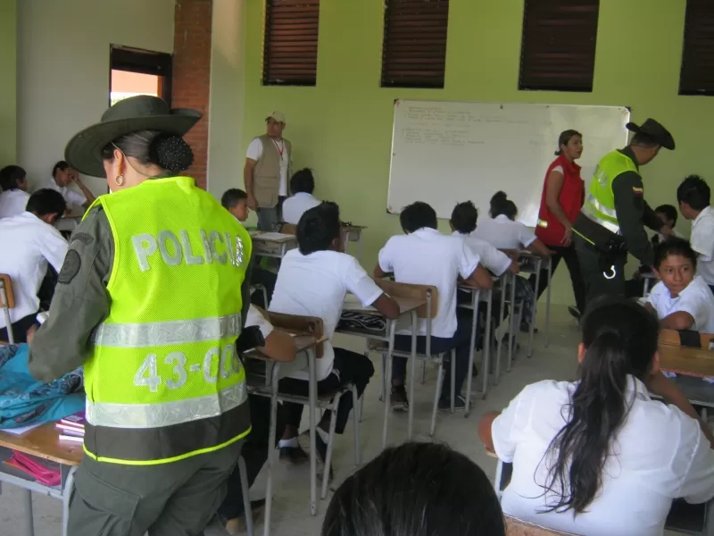 En Yopal realizaron operativo para verificar la seguridad de los estudiantes en relación a que no porten armas o se consuman drogas psicoactivas al interior de los planteles educativos. 