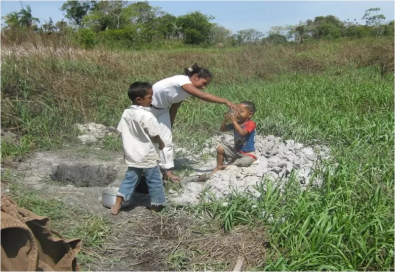 El agua que consumen niños y adultos de  comunidad indígena de Caño Mochuelo en Casanare, se extrae de rudimentarios pozos. Fotos: Cristina Naranjo.