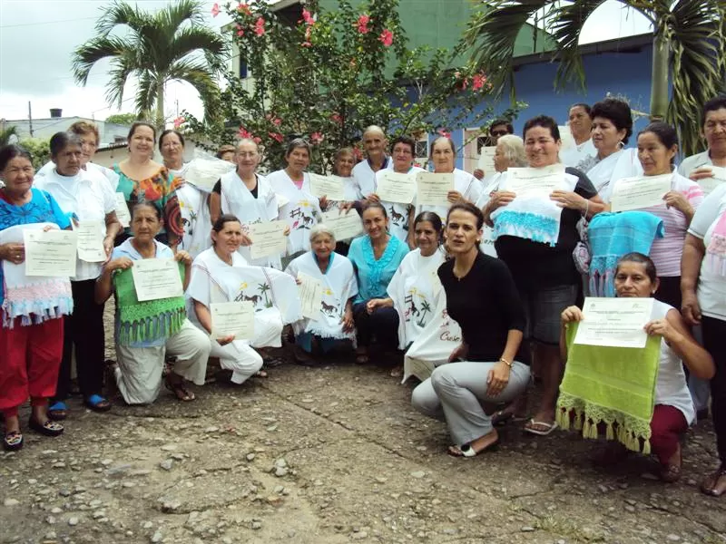 Dos grupos de abuelas de Sabanalarga, Casanare, clausuraron los cursos de Técnicas de macramé y de Estampado.