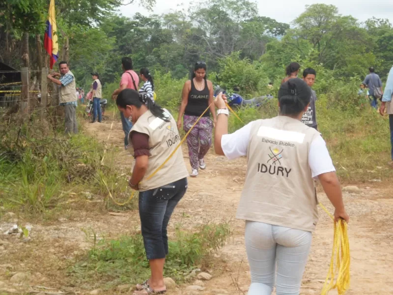 Más de 20 funcionarios del Idury llegaron hasta la Ronda Protectora del Caño Usivar lugar que fue invadido por más de 700 familias en Yopal.