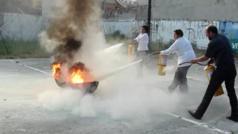 Funcionarios de Corporinoquia realizaron un simulacro de fuga de gas en las instalaciones de la Corporación en Yopal, Casanare.