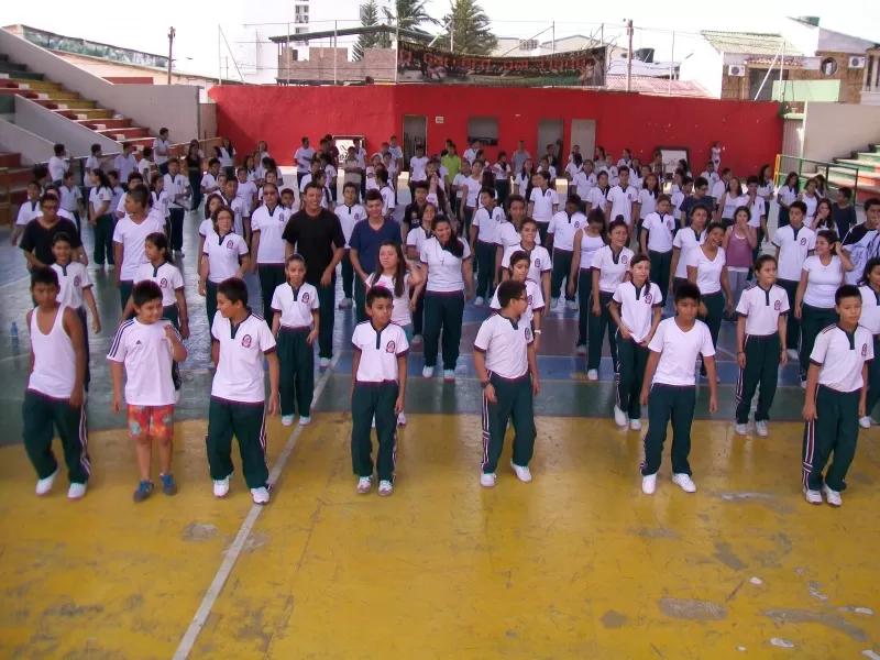 Jornada de aeróbicos y rumba terapia con los alumnos del colegio Alianza Pedagógica.