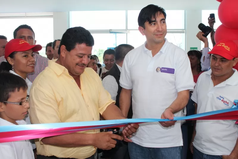 El Diego Molano Vega y el alcalde de Yopal Willman Enrique Celemín Cáceres, en la inauguración del Punto Vive Digital, ubicado en el Centro de Servicios Educativos Triada.