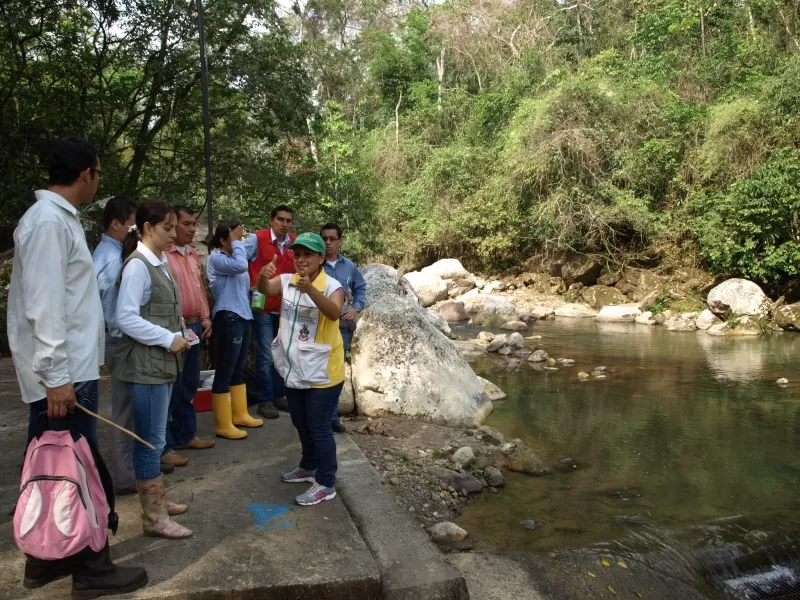 Funcionarios de Corporinoquia tomaron muestras de agua para detectar la presencia de bacterias que ocasionan enfermedades diarreicas en los habitantes de Yopal.