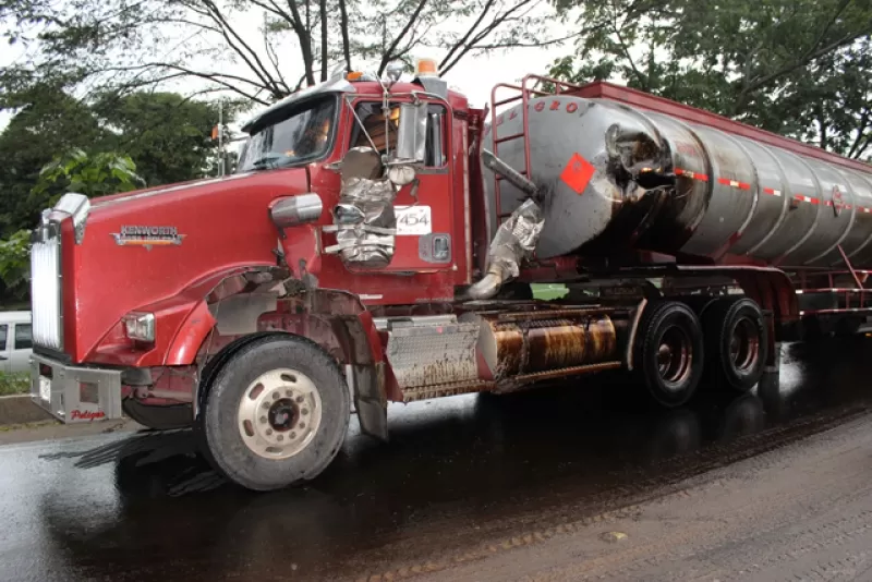 Con derrame de hidrocarburo en la salida de Yopal vía al puente de La Cabuya, la empresa que transporta el crudo no tiene las medidas de contingencia adecuadas para este tipo de accidentes.
