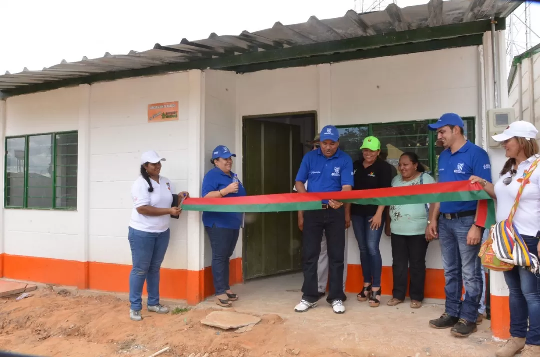 Gobernador de Arauca termina primer ciclo de entrega de vivienda gratuita en el departamento. 20 familias recibieron sus casas nuevas en Cravo Norte.