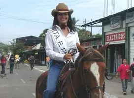 La candidata Claret Guanare Torres, en la cabalgata que dio inicio a las Fiestas de Arauca.