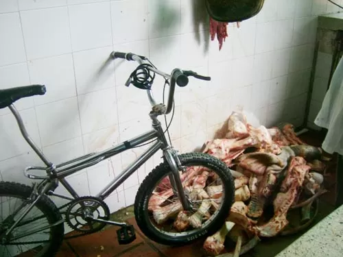 <p><em>Los expendedores de carne no cumplen las medidas sanitarias de manipulaci&oacute;n de carne.</em></p>
