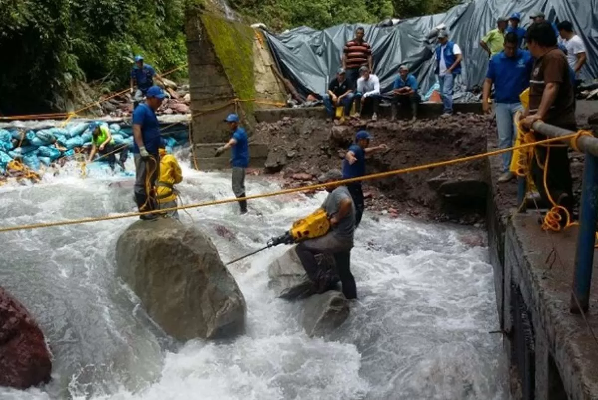 A través de una explosión controlada fueron desintegradas las tres gigantescas rocas que taponaban las rejillas de la Bocatoma del Acueducto por gravedad. El servicio se restableció dentro del término previsto.