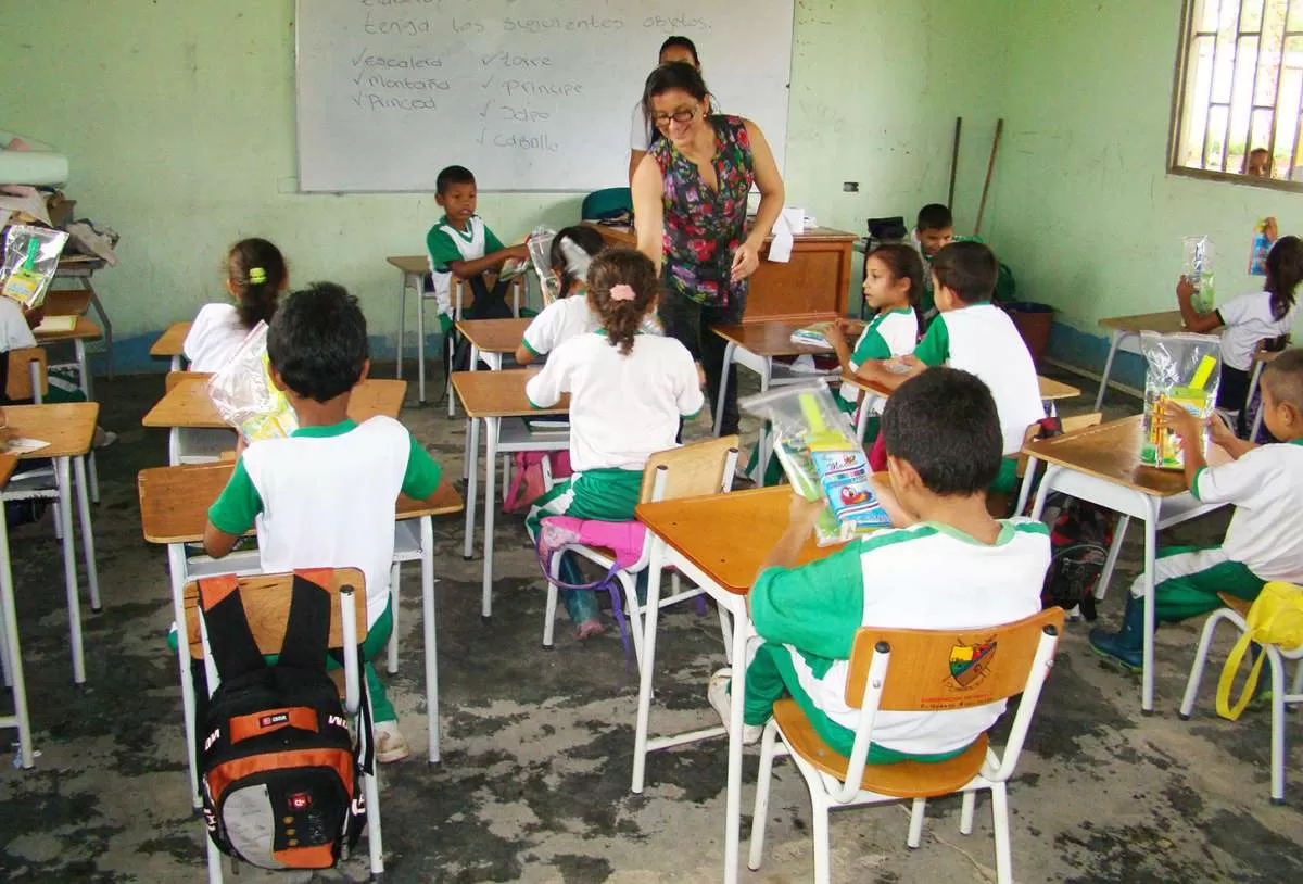Doscientos treinta y seis estudiantes de primaria de instituciones educativas rurales de las veredas La Pesquera, Las Bancas y El Troncal del municipio de Arauquita recibiern kits escolares.