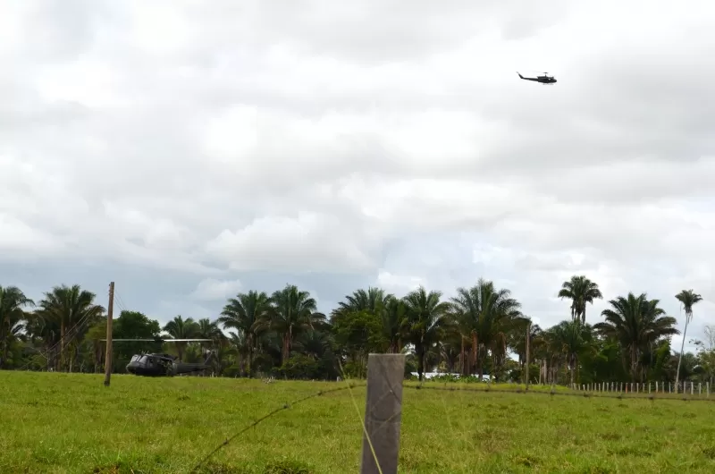 En Caranal, municipio de Fortul, las autoridades realizan el levantamiento de los cadáveres de 14 soldados que murieron en combates con la guerrilla.