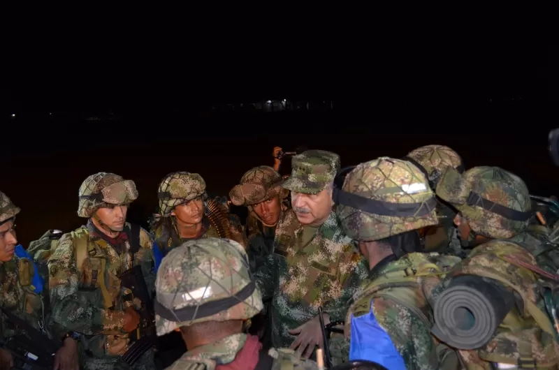 El Brigadier General Ernesto Maldonado Guarnizo saluda a soldados que participaron en operación militar donde murieron 33 guerrilleros de las Farc.