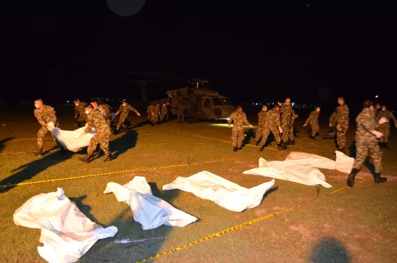 Con la llegada de los cuerpo de los guerrilleros muertos en la zona rural de Arauquita las autoridades inician el proceso de identifiación.