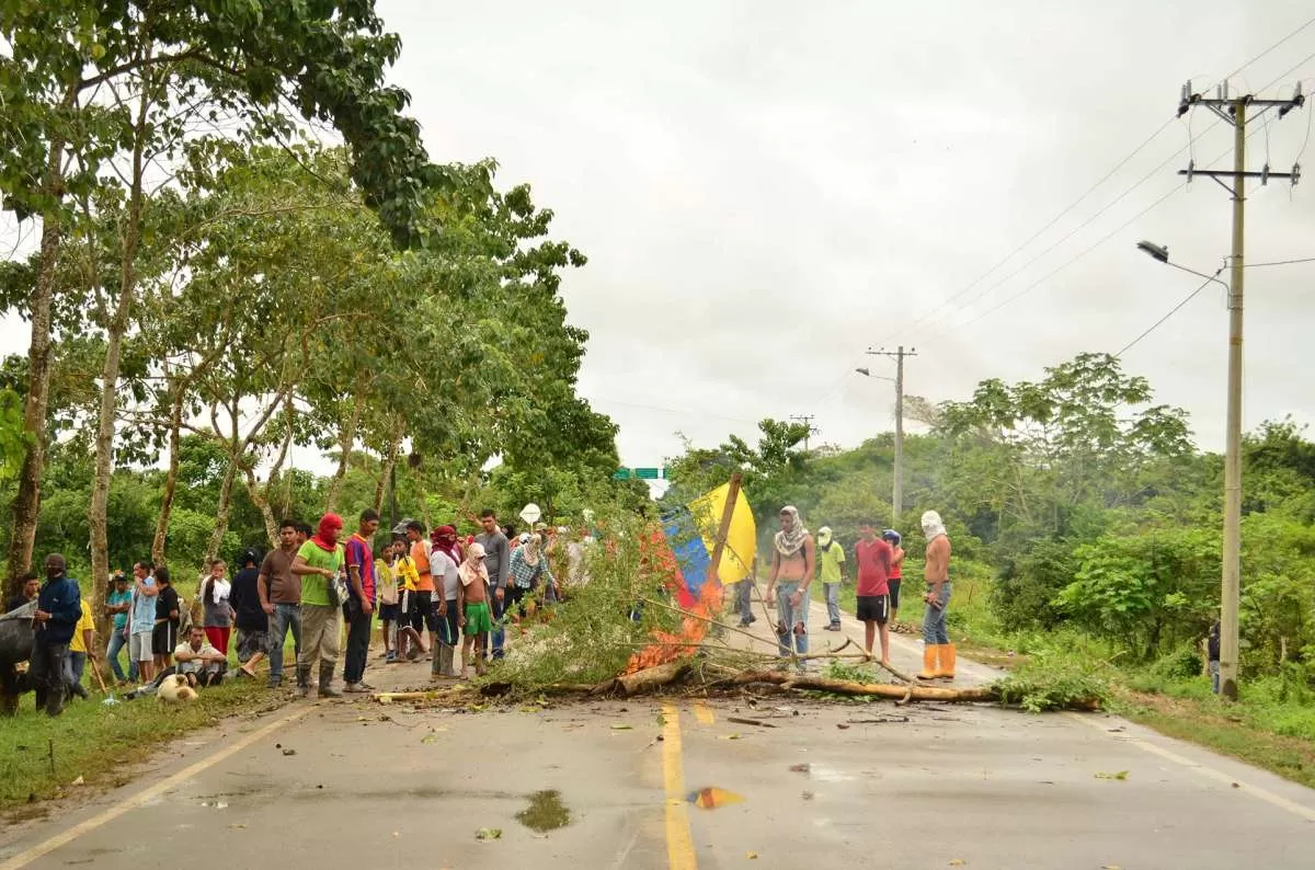 Ciento cuarenta familias que invadieron predios de la zona de caño Jesús impidieron el libre transito por la vía de acceso a la capital del departamento de Arauca, pidiendo solución a su problemática de vivienda.