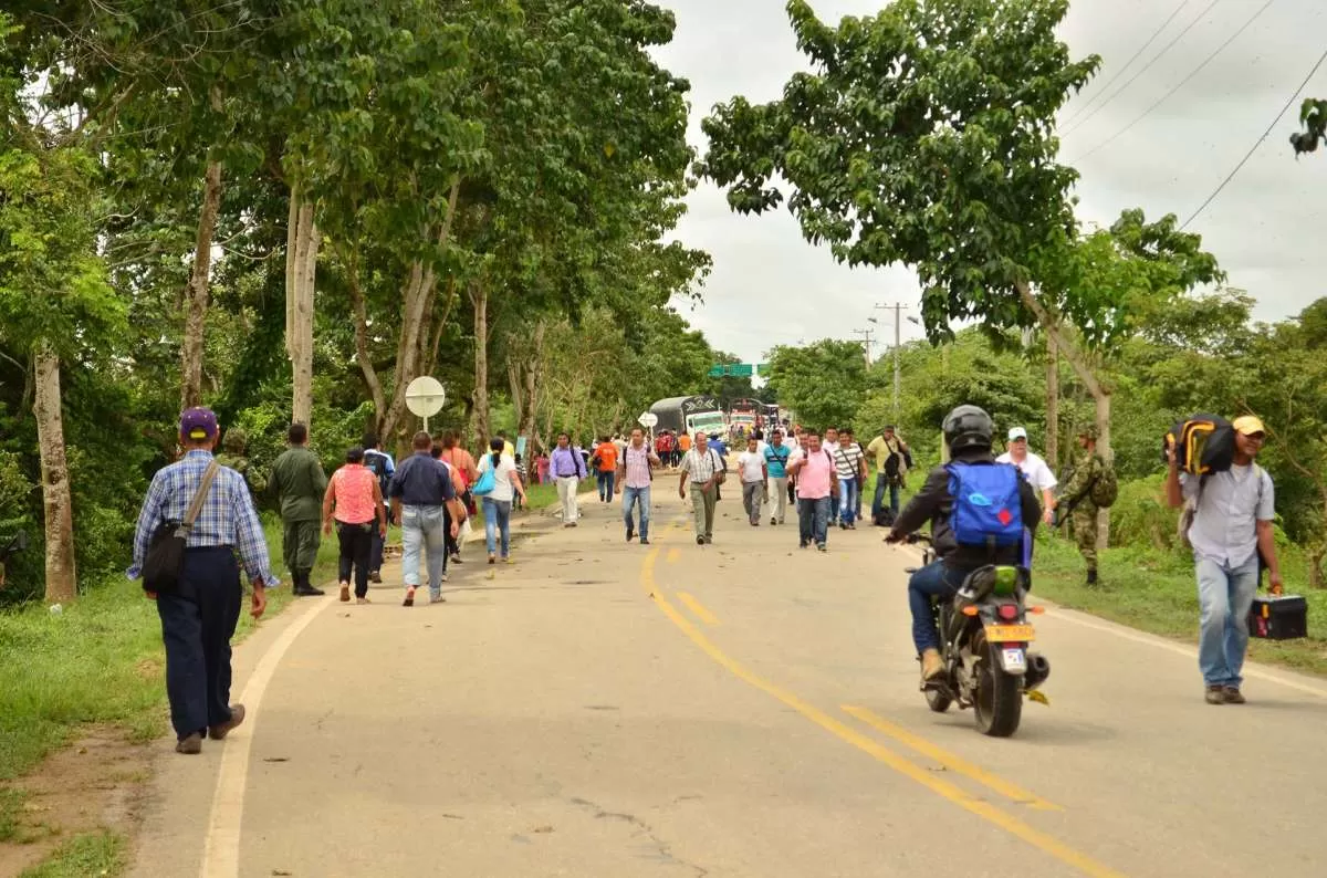 Desde las 10 y treinta de la mañana de este miércoles dieron paso a decenas de vehículos que ingresaban a Arauca. Manifestantes esperan una solución definitiva a su falta de vivienda.
