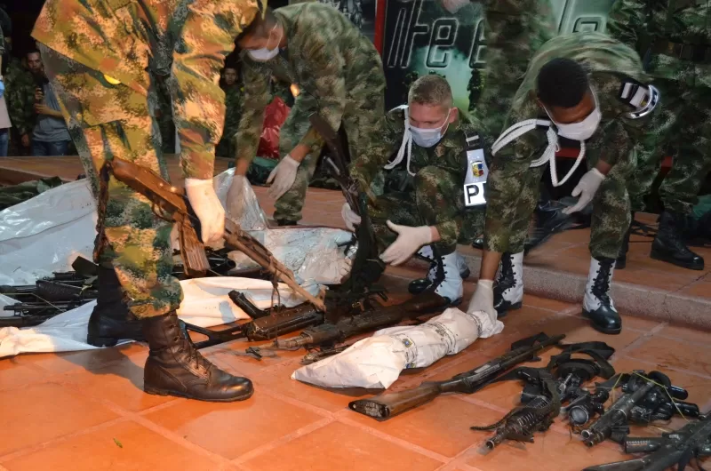 Fusiles, ametralladoras y municiones fueron encontradas en el campamento de la guerrilla.