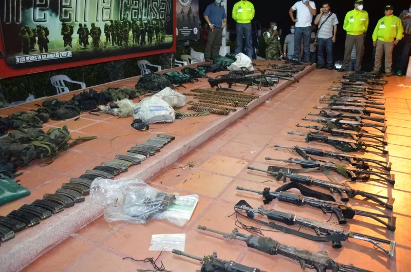Más de 24 fusiles y dos ametralladoras se encontraba dentro del arsenal de armas del grupo de guerrilleros que murieron el miércoles en un operativo del Ejército.