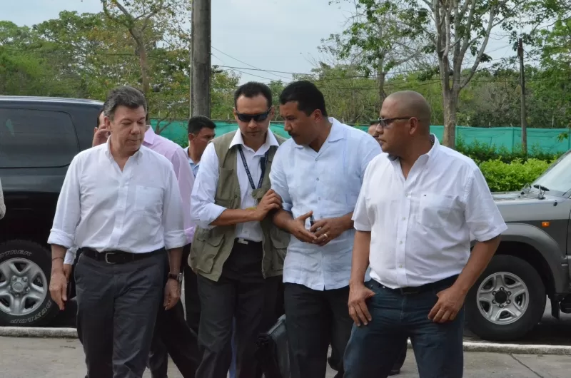Presidente Juan Manuel Santos cuando llegó a la Brigada 18 del Ejército acompañado Facundo Castillo, gobernador del departamento de Arauca y el alcalde de la capital Luis Emilio Tovar.
