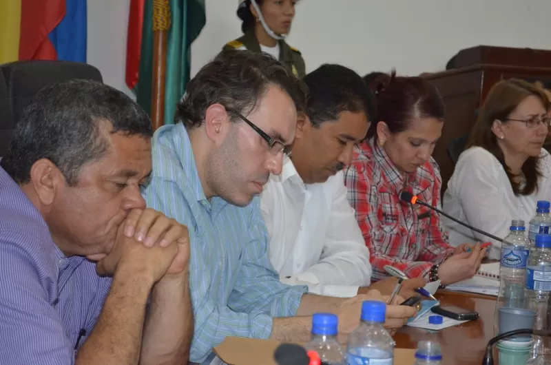 En la mesa estuvo el representante a la cámara de Arauca Albeiro Vanegas, el viceministro de agricultura Ricardo Sánchez, el gobernador de Arauca Facundo Castillo, Mercedes Rincón representante a la Cámara.