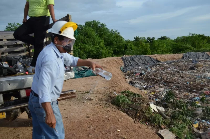 Las más de 280 botellas de licor adulterado y de contrabando incautado en Arauca fue destruido y las autoridades sancionarán a los expendedores.