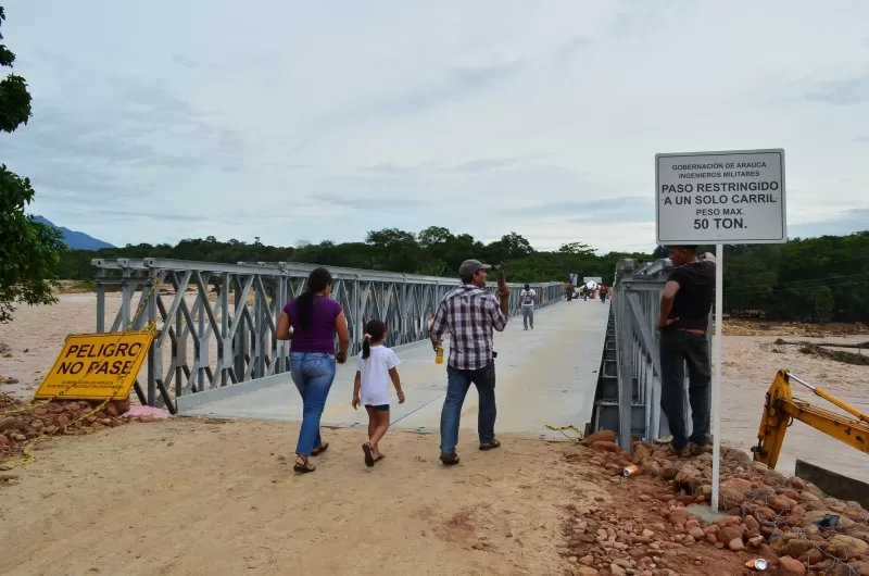 Desde el sábado los transportadores y habitantes del municipio de Tame pueden usar el puente Acrow instalado por el Ejército para restablecer la vía entre ese municipio y el puerto de San Salvador.