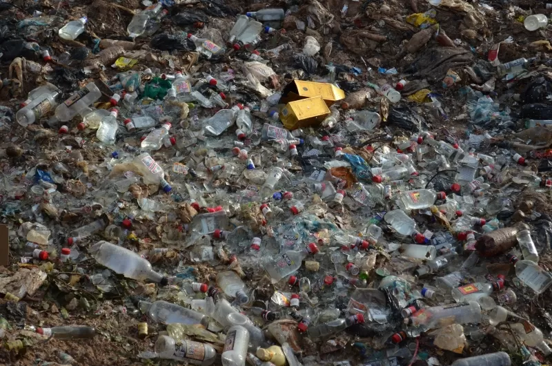 En el basurero municipal fue destruido el licor.