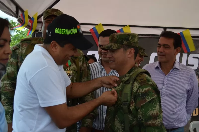 La gobernación de Arauca condecoró a los comandantes del equipo que participó en la instalación de la estructura metálica de 137 toneladas.
