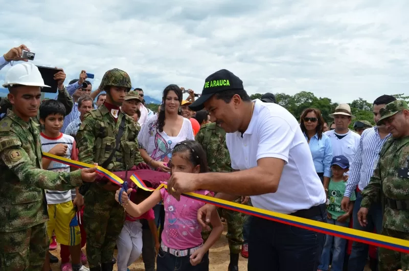 La hija de uno de los ingenieros militares que participaron en la instalación del puente Acrow sobre el río Tame fue la encargada de cortar la cinta que dió paso a los transportadores que venían del interior del país.