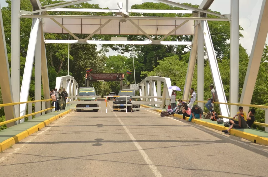 Guardía de Venezuela prohibió el ingreso a Colombia de un vehículo que transportaba a mujer embarazada, generando la muerte de un bebe 8 meses de gestación y daños a la madre.